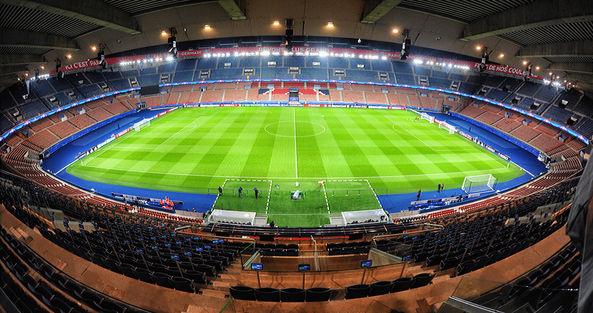 https://upload.wikimedia.org/wikipedia/commons/f/f4/Paris_Parc_des_Princes_1.jpg